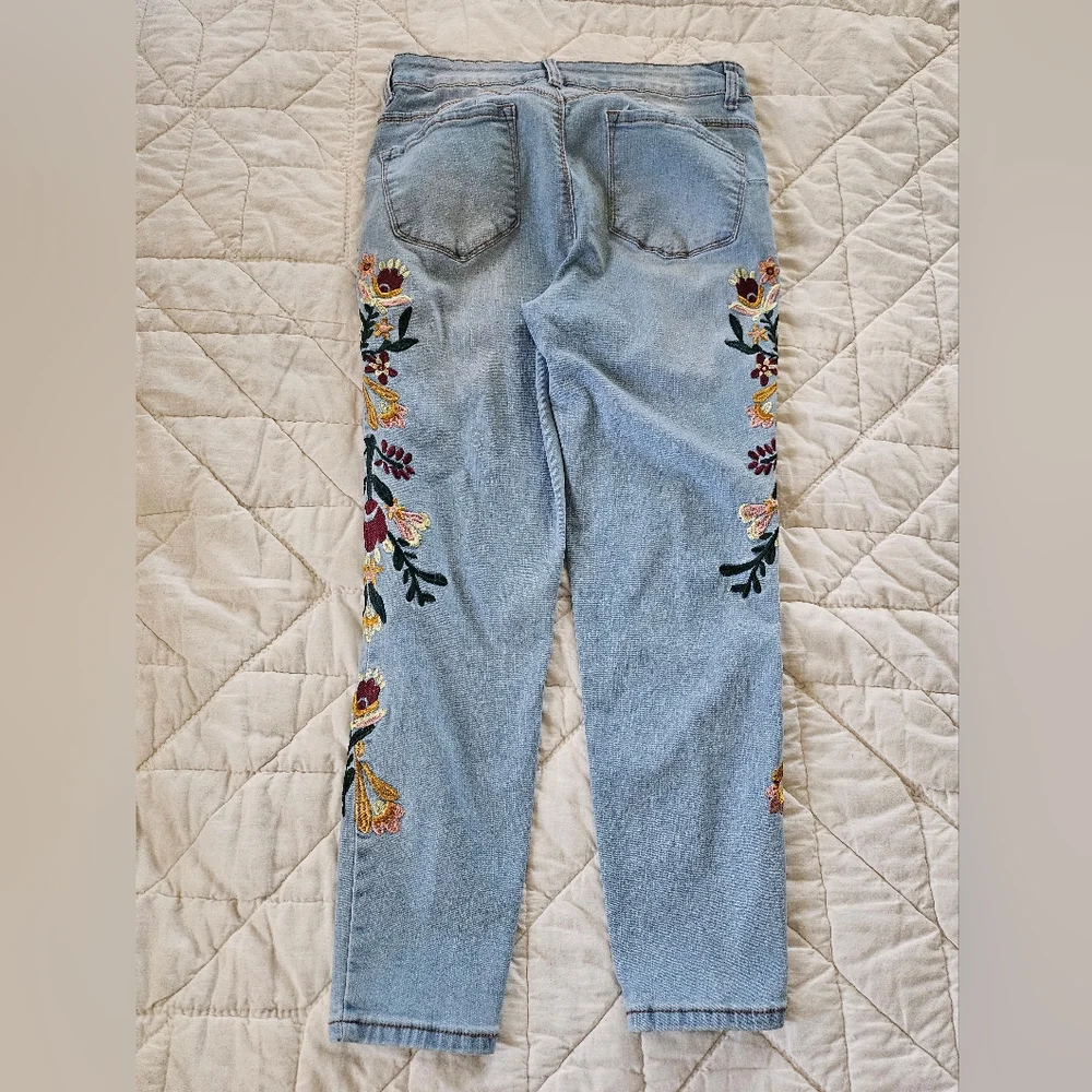Sandpiper-Floral Embroidered Distressed Jeans- Size 8P - Picture 2 of 9